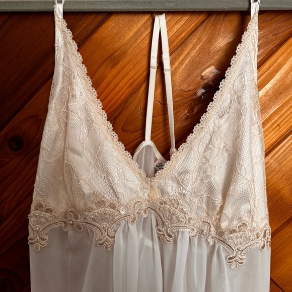 Línea Donatella Keepsake Lace Nightgown - Picture 5 of 7